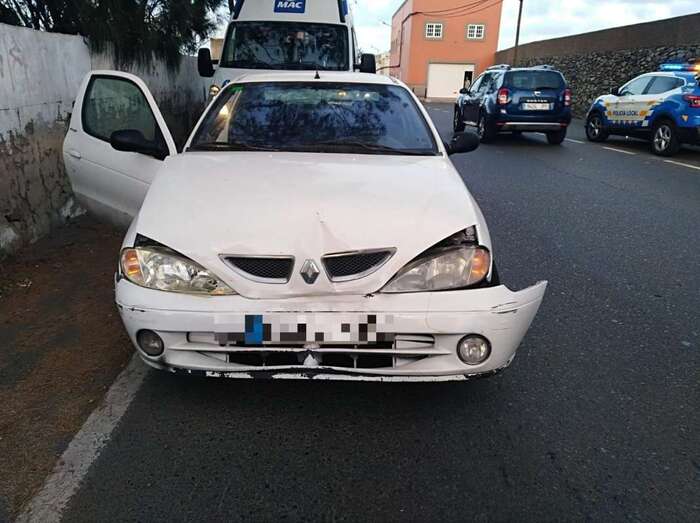 Uno de los vehículos siniestrados en el accidente de esta noche (Foto TA)